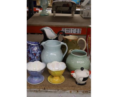 A QUANTITY OF VINTAGE CERAMICS TO INCLUDE JUGS, VASES, BOWLS, ETC 