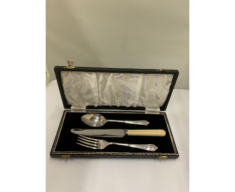 A HALLMARKED BIRMINGHAM SILVER KNIFE, FORK AND SPOON SET IN A PRESENTATION CASE 