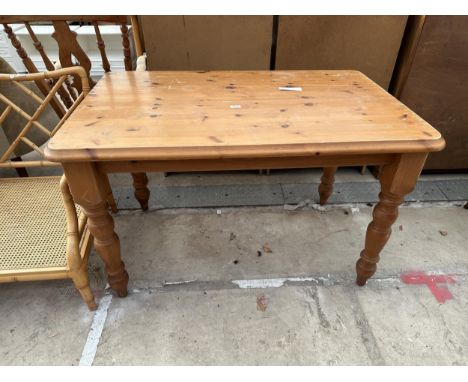 A PINE KITCHEN TABLE ON TURNED LEGS 48" X 30" 