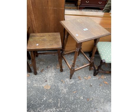 A MID 20TH CENTURY OAK OCCASSIONAL TABLE AND SMALL STOOL 