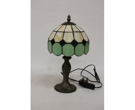 A TIFFANY STYLE TABLE LAMP 