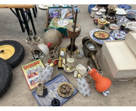 AN ASSORTMENT OF ITEMS TO INCLUDE A BRASS COACH LAMP, A DRUM AND LAMPS ETC 