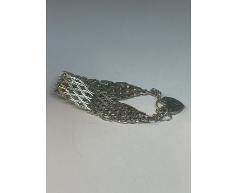 AN UNUSUAL SILVER GATE BRACELET 