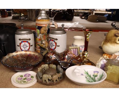 A QUANTITY OF CERAMIC ITEMS TO INCLUDE GERMAN STEINS, CARNIVAL GLASS, AN ELEPHANT ORNAMENT, ETC 