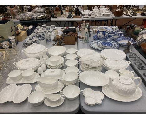 A LARGE QUANTITY OF WEDGWOOD 'COUNTRYWARE' LEAF PATTERN DINNERWARE TO INCLUDE VARIOUS SIZES OF PLATES, SERVING TUREENS, SAUCE