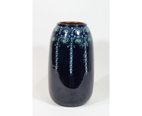 Vase, Majolika Manufaktur Karlsruhe, Entwurf: Alfred Kusche ( Deutsch 1884 - 1984 ), Majolika mit blauer Glasur und stilisier