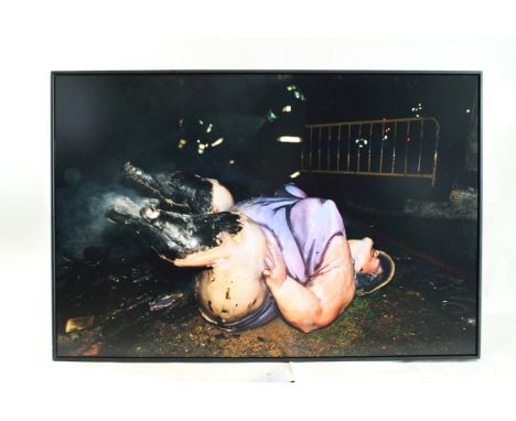 Cristobal Hara (spanisch geb. 1946), Ohne Titel, C-Print, aus der Serie Dania Infierno, unsigniert, Lichtmaß: 137 x 91 cm. Gu