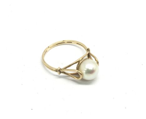 An 18ct gold ring set with a cultured pearl, approx 2g and approx size K.