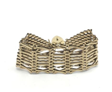 A 9ct gold gate bracelet, approx 20g.