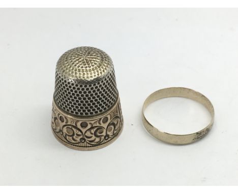 An unmarked gold ring and a thimble (2).