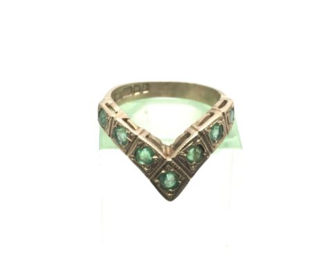 A 9ct gold wishbone ring set with green stones, approx 2.3g and approx size I.