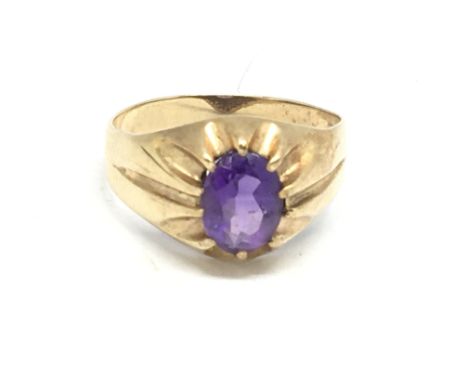 A gents 9carat gold ring inset with an amethyst stone.