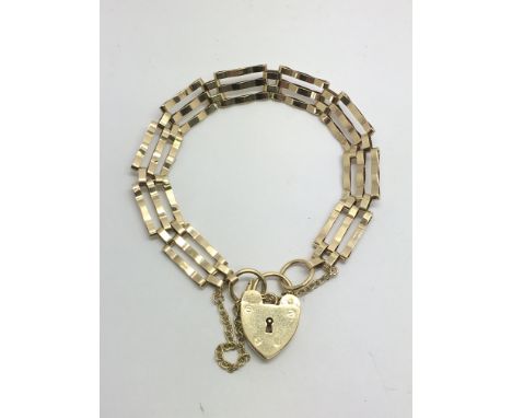 A 9ct gold gate bracelet, approx 8.5g.