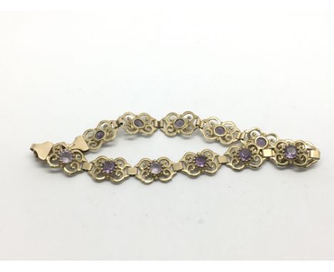 A gold and amethyst bracelet, approx 6.3g.