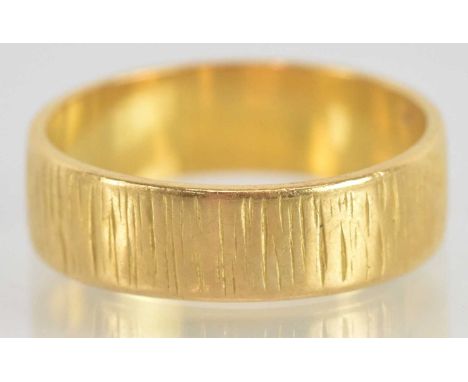 A yellow metal wedding band, size K, approx 4.2g.