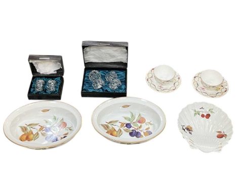 ROYAL WORCESTER; a cased pair of teacups and saucers, decorated in the 'Foxglove' pattern, a cased Royal Worcester 'Evesham' 