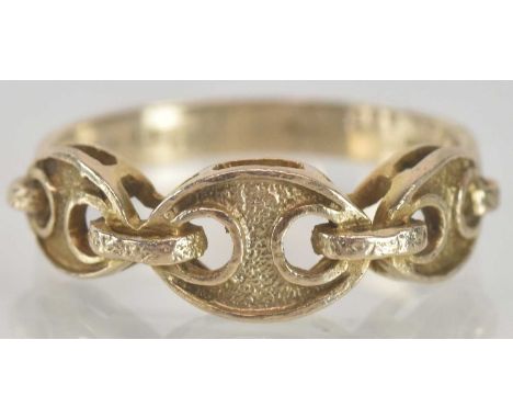 A 9ct gold ring with three-anchor link top, size O, approx 2.3g.