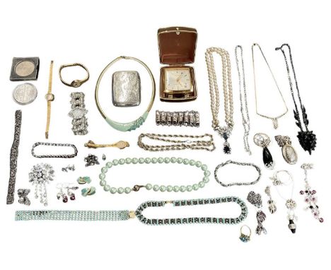 A quantity of modern and vintage costume jewellery and collectables, including a turquoise and gilt bracelet, necklace and ri