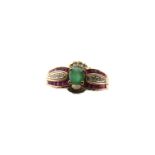 Ein Vintage Damenring aus 585/1000 Gelbgold besetzt mit einem ovalen Smaragden von ca. 0.4ct, 24