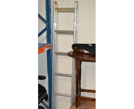 EXTENDING ALUMINIUM LADDER     