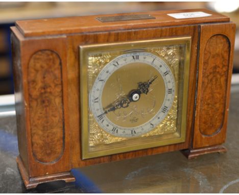 A MID 20TH CENTURY ELLIOT WALNUT CASED PRESENTATION MANTLE CLOCK WITH GILT FACE - APPROXIMATE DIMENSIONS = 14CM X 20CM X 6CM 