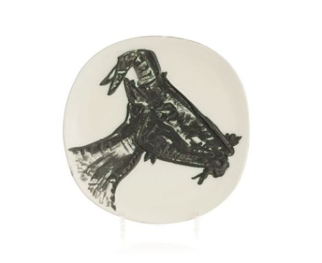 Pablo Picasso (1881-1973),  Tête de chèvre de profil , 1950, O.P., assiette ronde en terre cuite blanche, décors en paraffine