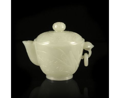 Théière en jade néphrite pâle, Chine,&nbsp;décor d'orchidées, papillons et lingzhi, prise en forme de pivoine, anse en forme 
