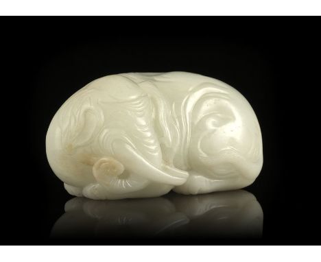 Eléphant couché, sculpture en jade&nbsp;néphrite&nbsp;pâle, Chine, l. 11 cm, h. 5,5 cm. L'éléphant est en Chine un symbole de