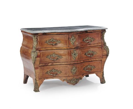 Commode tombeau d'époque Régence estampillée Mondon, en placage de bois de rose et bois de violette, poignées de tirage en br