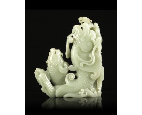 Double vase en jade néphrite pâle, chacun en forme de carpe-dragon émergeant des flots, Chine, la plus grande carpe-dragon ac