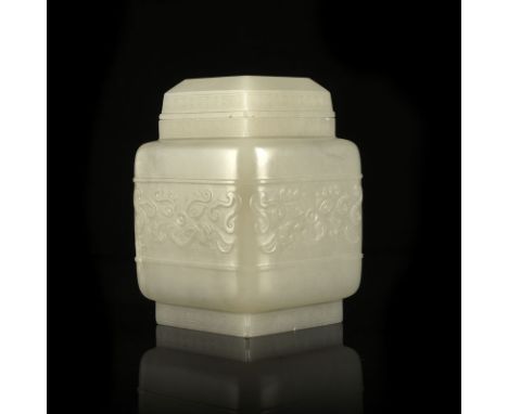 Boîte quadrangulaire en jade&nbsp;néphrite&nbsp;pâle, Chine, décor archaïsant de taotie et frises de leiwen, marque Qianlong 