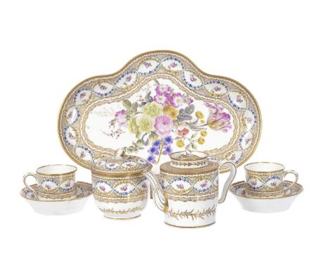 Service à thé en porcelaine de Paris, Manufacture de la Reine, fin XVIIIe s, comprenant 5 pièces: 1 théière, 1 sucrier, 2 tas