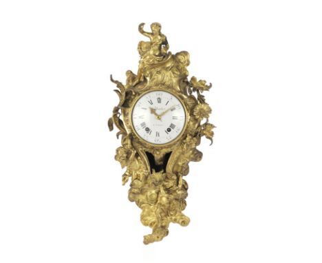 Cartel d'applique d'époque Louis XV, en bronze finement ciselé et doré à décor d'une divinité et de deux amours dans des nuée