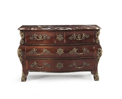 Commode tombeau d'époque Régence, en placage de bois de violette, façade galbée ouvrant par quatre tiroirs sur trois rangs, r