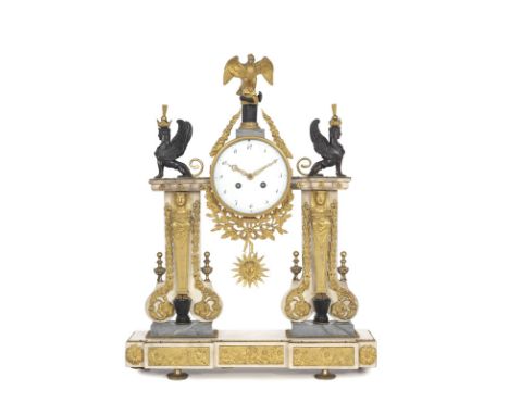 Pendule portique d'époque Directoire, en bronze richement ciselé doré et patiné et marbre blanc et gris, cariatides à décor r