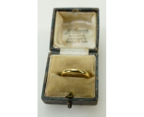Ladies wedding band 22ct gold: 22ct wedding ring weighing 4.4g