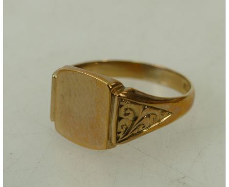 9ct gold signet ring: Ring hallmarked 9ct gold, size V, 5.3g. 