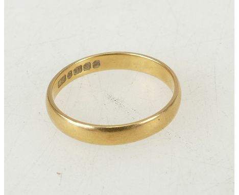 22ct gold wedding band: 22ct wedding ring, weighing 3.8g, size S, depth 3mm.