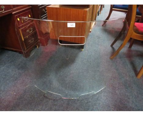 A MODERN  CHESNEYS CURVED GLASS / PERSPEX FIRESCREEN - H- 71 W-80 CM