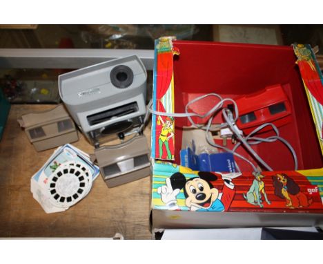 A COLLECTION OF VIEW MASTER RELATED ITEMS TO INCLUDE A PROJECTOR AND SLIDES