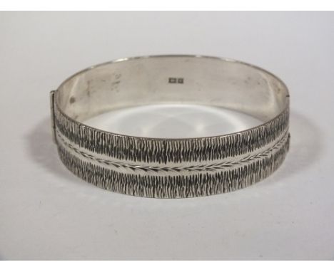 A BIRMINGHAM HALLMARKED SILVER RETRO STYLE BANGLE