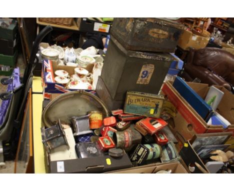 A QUANTITY OF COLLECTABLES TO INCLUDE VINTAGE TINS, A BOX OF KEYS, CRUET SET ETC.