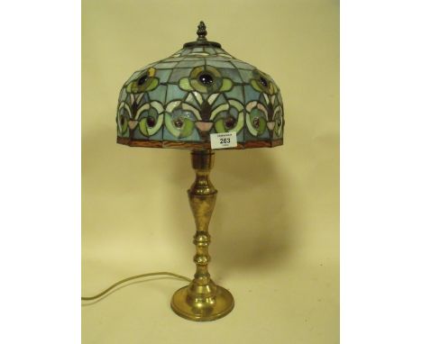 A TIFFANY STYLE GLASS TABLE LAMP, OVERALL HEIGHT 55 CM