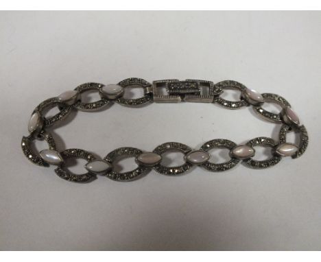 A LADIES VINTAGE 925 SILVER MARCASITE AND MOTHER OF PEARL BRACELET