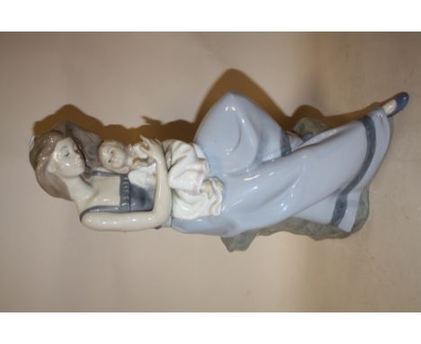 A LARGE NAO FIGURE OF A WOMAN AND CHILD, H 38CM