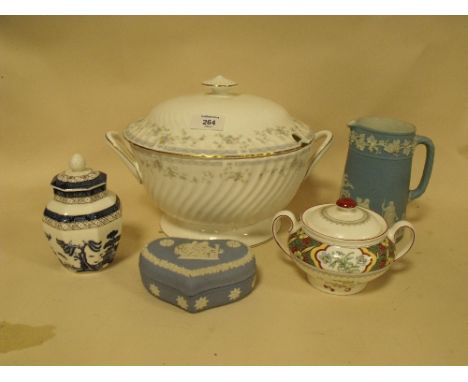 A MINTON CLIVEDON TWIN HANDLED TUREEN TOGETHER WITH A WEDGWOOD JASPERWARE JUG AND TRINKET BOX ETC. (5)