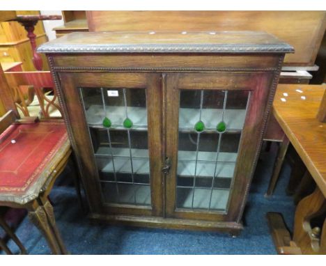 A VINTAGE OAK GLAZED/LEADED BOOKCASE H-96 CM W-82 CM