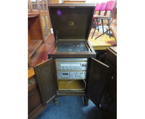 A VINTAGE OAK GRAMOPHONE CABINET WITH A FERGUSON 15 HI-FI SYSTEM, RECORD DECK AND SPEAKERS