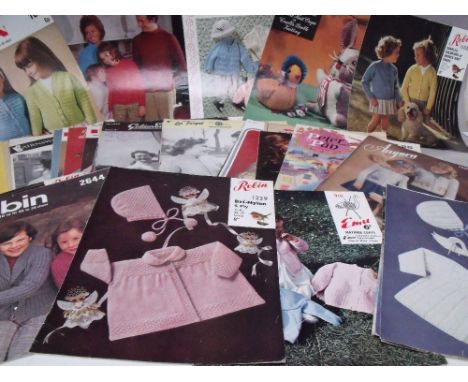 A COLLECTION OF APPROX 150 VINTAGE KNITTING PATTERNS FROM VARIOUS ERAS, TO INCLUDE A COLLECTION OF VOGUE KNITTING PATTERN BOO
