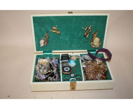 A VINTAGE JEWELLERY BOX AND CONTENTS, TO INCLUDE BROOCHES, RINGS ETC,